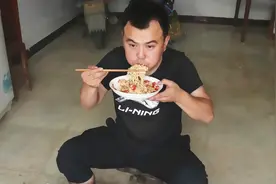 西红柿鸡蛋方便面这样做最好吃，小伙配着一杯可乐连吃带喝，过瘾