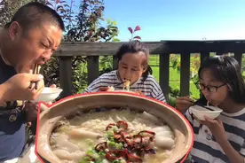 半斤五花肉配一袋酸菜，砂锅炖25分钟，一家人吃肉又喝汤，太香了