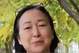 近日，有台湾“综艺一姐”之称的演员方芳，称已定居大陆，并成功领到台湾居民居住证。台绿媒酸方芳申领的不是居民身份证，并没有入籍大陆。视频封面