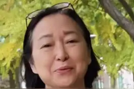 近日，有台湾“综艺一姐”之称的演员方芳，称已定居大陆，并成功领到台湾居民居住证。台绿媒酸方芳申领的不是居民身份证，并没有入籍大陆。视频封面