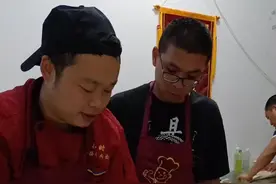 一斤高筋面， 2克盐，2.5克蓬灰，260克水，蓬灰分两次放，和面时放1克，醒半小时再放1.5克 #拉面  #面食  #美食 @抖音热点 视频封面