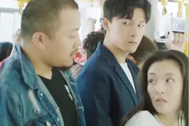 公交车上美女被中年大叔占便宜，男主实力护妻，网友：好霸气！视频封面
