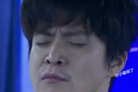 这架飞机上全都是冒牌货！男人假装自己是医生，给一个病人做手术视频封面