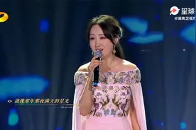 人美歌甜杨钰莹献唱《我在春天等你》，仙女裙加分，童颜无敌了！视频封面