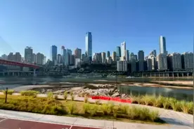 实拍重庆嘉陵江罕见"汛期反枯"现象 部分河床及大桥桥墩清晰可见视频封面