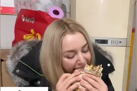 洋媳妇回山东老家过春节，第一次吃山东菜煎饼，咬一口太过瘾了！视频封面