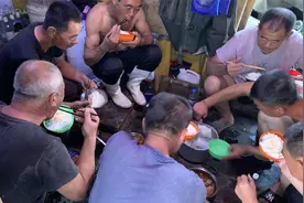渔船深海作业：五指宽刀鱼，鲳鱼，鱿鱼乱炖一锅，船员们大口享用视频封面