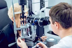 观测眼睛可以预测阿尔兹海默症？这就是眼科AI迅速发展的优势视频封面