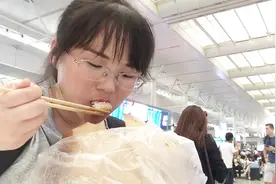 四妹赶车回家过中秋节，太饿在车站吃盒饭，人来人往看四妹害羞了视频封面