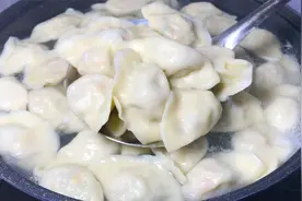 用西葫芦包饺子，实在太好吃了，教你调馅方法，出锅一口一个真香视频封面