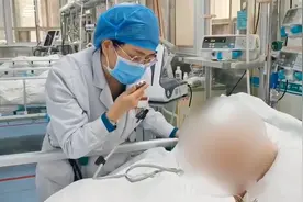 暖心！听诊器变扩音器，医生反戴听诊器与8旬患者问诊交流视频封面