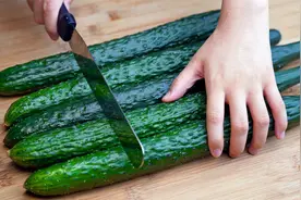 凉拌黄瓜切记不要放盐，教你一招，比饭店卖128的还要好吃