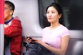 女孩在公共场合放屁，现场气氛很尴尬，如果你在会不会站出来视频封面