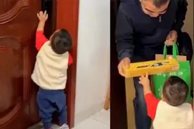 萌娃趴窗看到爷爷身影后便大喊着跑去开门迎接 互动画面超温馨视频封面