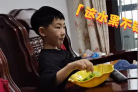 贤紫第一次吃羊角蜜，没有想象中那么甜，味道有点像香瓜