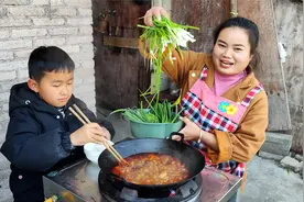 红汤肥肠火锅，配上自家做的酸汤豆腐，冬天这样吃火锅真香