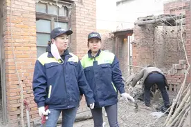 15万买的破四合院，农村姐俩整理第六天遇难题，急的两人直想哭视频封面