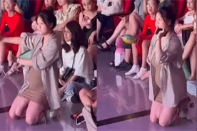 老师挺着大孕肚，跪地为孩子们示范动作，画面让人直呼太敬业！视频封面