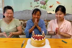 妈妈50岁生日，媳妇儿和妹妹买个金手镯，还自制生日蛋糕，真孝顺视频封面