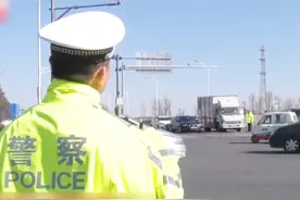 北京：老人路上突发心梗，交警小哥警车开道挽救生命视频封面