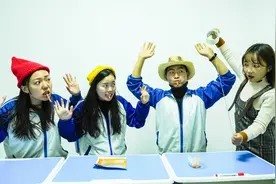 短剧：学生上课偷吃辣条，老师专门做了1碗胶带辣条，学生惨了