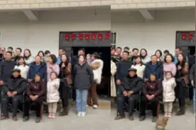 一家人拍全家福，狗狗自觉入境，网友：整齐的一家人！视频封面