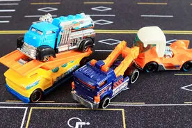 试玩4辆形态各异的风火轮卡车，颜色鲜艳有个性，小朋友超喜欢