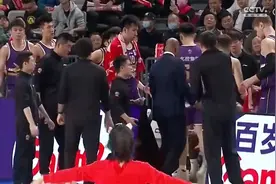 新疆队暂停期间，啦啦队小姐姐朝观众席扔礼物视频封面