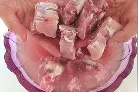 洗排骨万万不可只用清水，学会这招，2分钟把脏东西和血水全洗掉视频封面