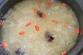 秋冬要多喝银耳羹，教你如何炖银耳，黏稠顺滑又出胶，省时好喝