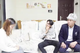 母亲去世后继父态度就变了，只重视亲生的，两年后再遇，继父后悔视频封面