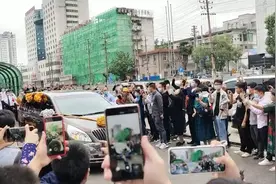 群众恸哭送别袁隆平，齐声喊：袁爷爷，一路走好！视频封面