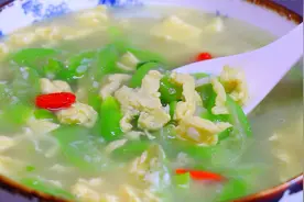 夏天要多喝汤，教你丝瓜汤最正确的做法，清爽美味又解油腻