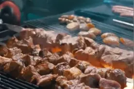 “淄博一季度GDP超1000亿元”为啥上热搜？网友：烧烤功不可没视频封面