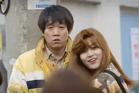 这个其貌不扬的男孩，竟然能让美女对他如此着迷视频封面