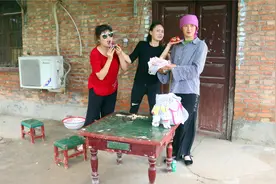 农村儿媳势利眼有钱就是妈，区别对待穷婆婆和亲妈，结局大快人心视频封面
