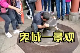 丰都鬼城一景观：网红大力士搬动365斤重的转运石。