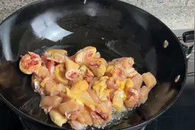 蒜蓉豆豉生炒鸡，不放一滴水，出锅外香里嫩，做法简单好吃视频封面