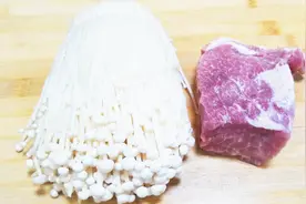 二哥分享金针菇肉片汤，肉质细嫩，汤鲜味美，好吃又下饭