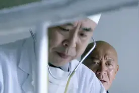 病人突然口吐白沫，光头男慌张不已，立马喊来了医生抢救视频封面