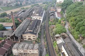 重庆的一个钢铁厂，曾几千人在此工作生活，如今却是这样！视频封面