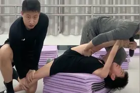 9岁男孩初学舞蹈，被老师强制拉伸高难一字马，男孩反应令人心疼视频封面