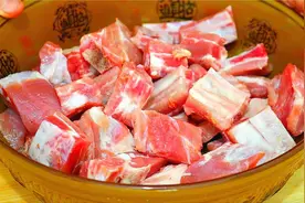 炖排骨时，10人9错，难怪排骨又腥又柴，教你一招，上桌汤汁不剩视频封面