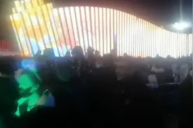 11岁女孩逛完街决定摆摊卖玩具，爸爸进货帮忙，半月净赚上万元视频封面