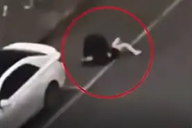 广西南宁小伙当街打女友反被按地打哭，原因逗翻网友视频封面