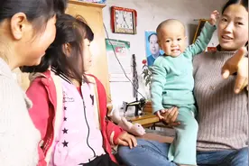 女儿回甘肃娘家没带宝宝衣物，妈妈用老式缝纫机缝制，穿上刚刚好视频封面