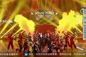 乡村爱情主演齐聚，华晨宇谢广坤合唱屯里的人，屯歌变时尚视频封面