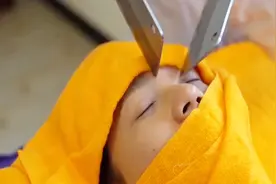 台湾奇葩的按摩方式，用菜刀按摩，疗效还很不错？