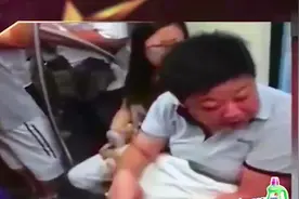 上海胖阿姨地铁教训占座女，阿姨：我两百多斤挤不过你啊！视频封面