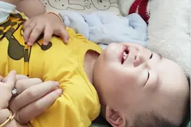 原来宝宝也很怕痒，妈妈给宝宝挠痒痒，宝宝反应太可爱了视频封面